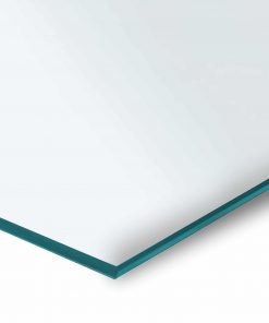 Eine zugeschnittene Glasscheibe aus ESG-Glas liegt sauber mit klaren, polierten Kanten bereit.