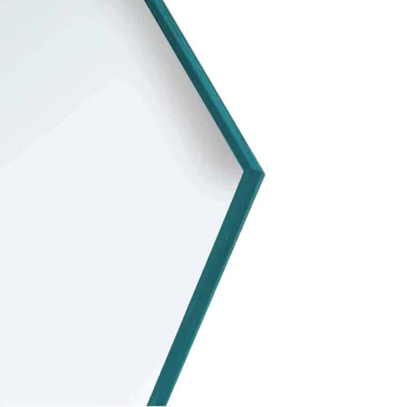Eine ESG-Glas-Platte zeigt eine markante Kante in kräftigem Grün.