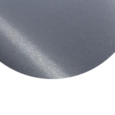 Detailaufnahme einer runden V2A-Edelstahlplatte mit gebürsteter Oberfläche und matter Struktur.