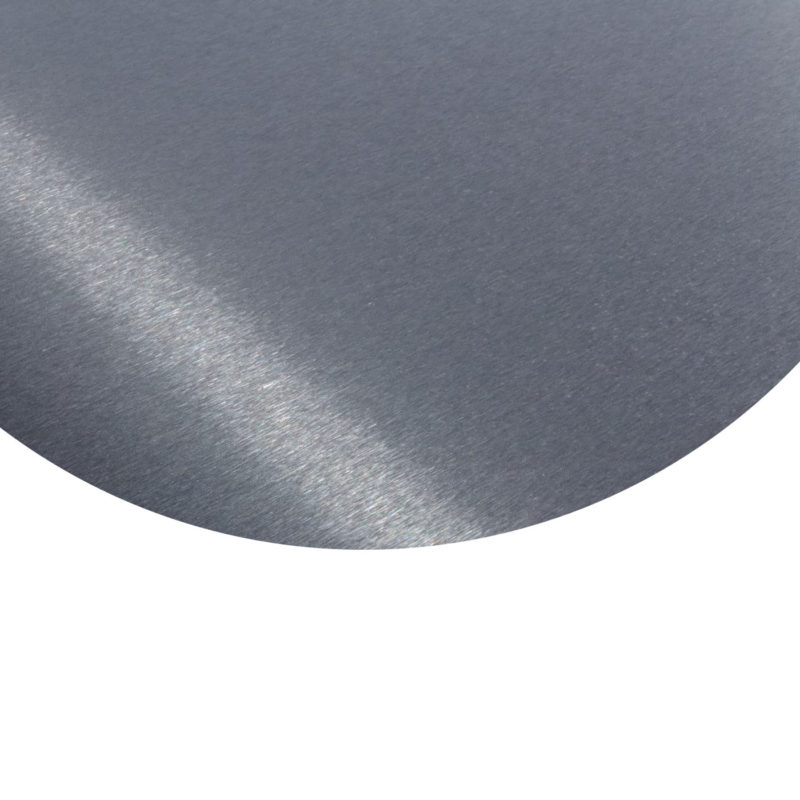 Detailaufnahme einer runden V2A-Edelstahlplatte mit gebürsteter Oberfläche und matter Struktur.