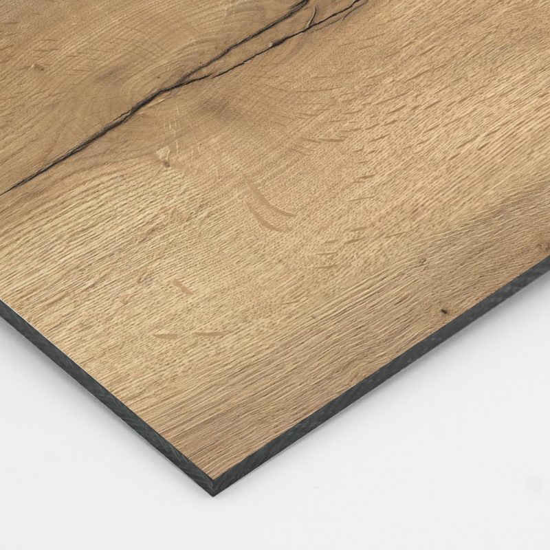 Eine HPL-Platte im Dekor Eiche zeigt eine natürliche Holzoptik und eine dunkle Kante.