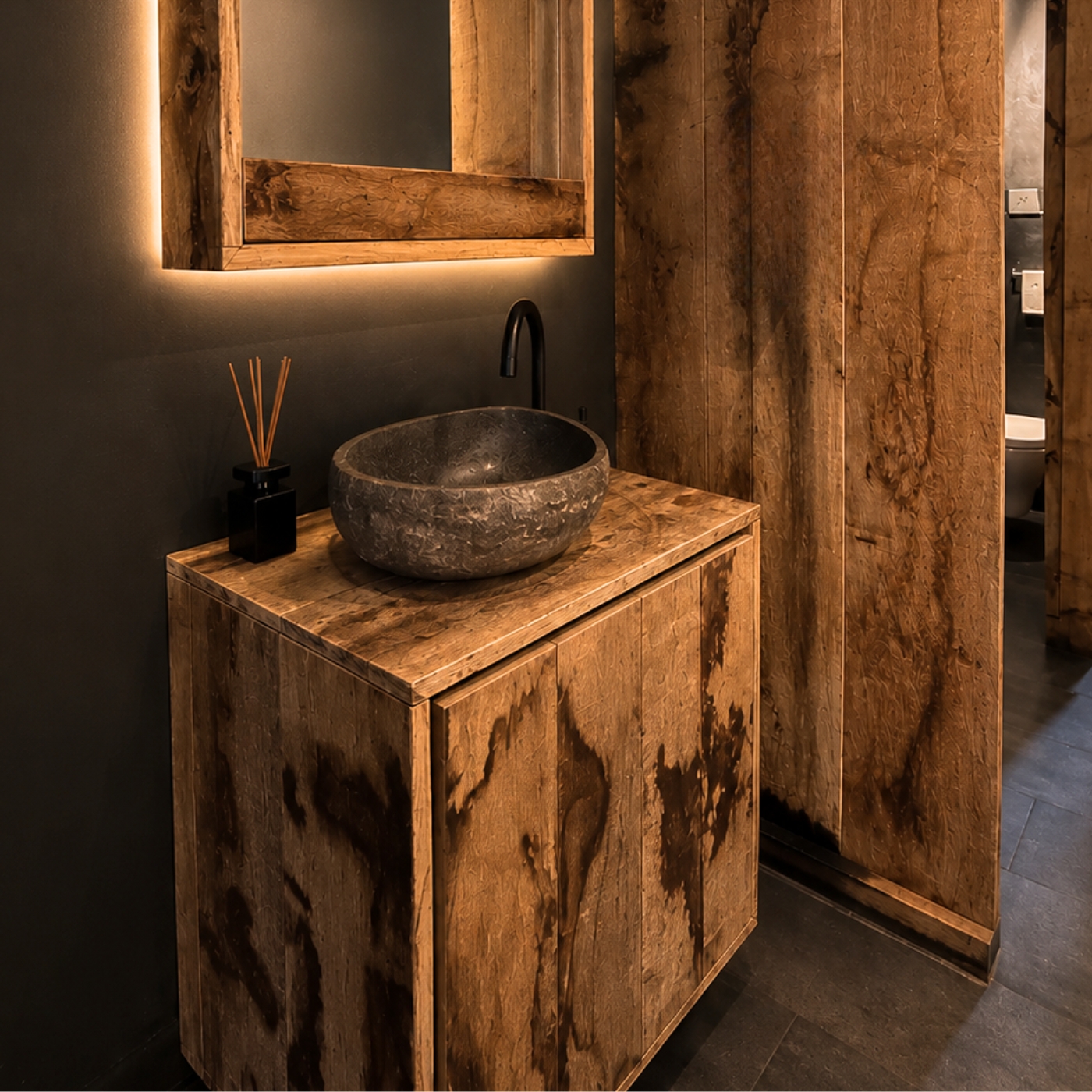 Unterschrank im Badezimmer aus Eiche-Antik