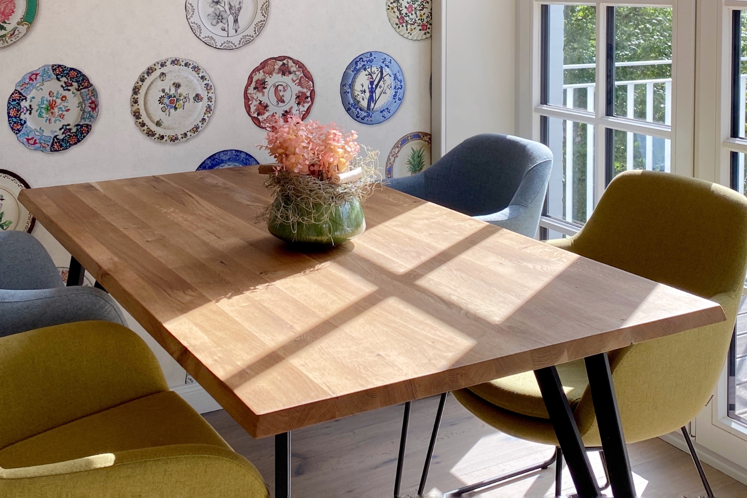 Eichentisch in einem hellgeleuchteten Wohnzimmer