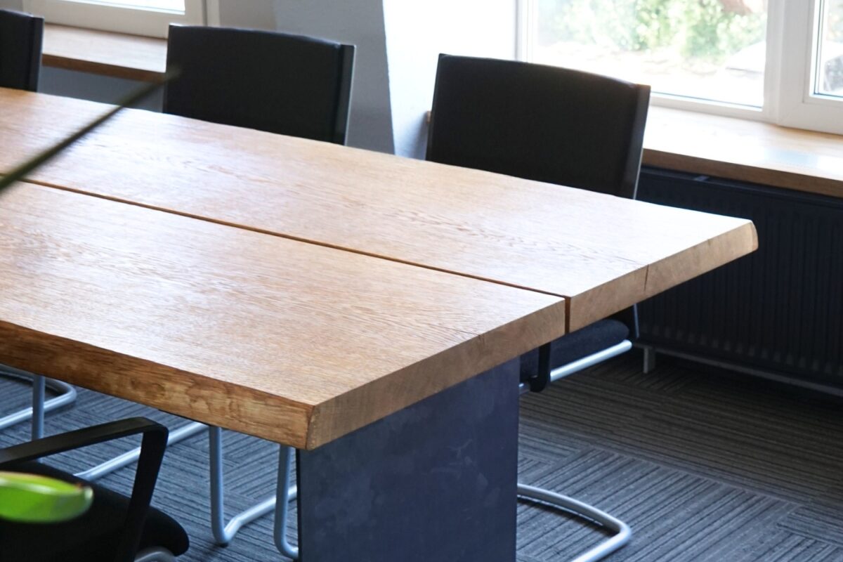 Konferenztisch aus Eichenholz