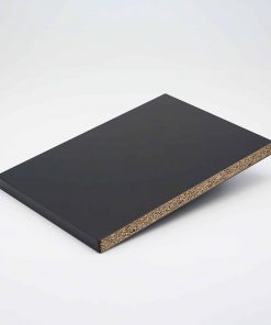 Schwarze Dekorplatte mit sichtbarer Spanplattenstruktur an der Kante.