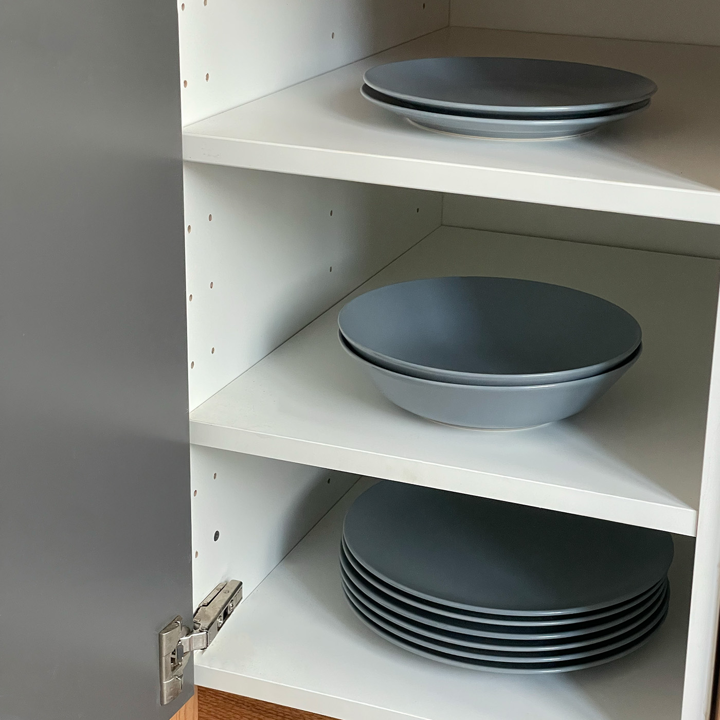 Maßgefertigter Einlegeboden für Küchenschrank, individuell zugeschnitten für optimale Raumnutzung.