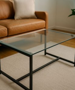 Couchtisch mit ESG-Glasplatte und schwarzem Metallgestell.