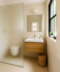 ESG-Duschwand aus satiniertem Glas im modernen Badezimmer.
