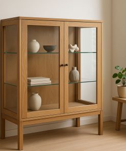 Vitrine mit Floatglas-Regalböden und Holzrahmen im Wohnzimmer.
