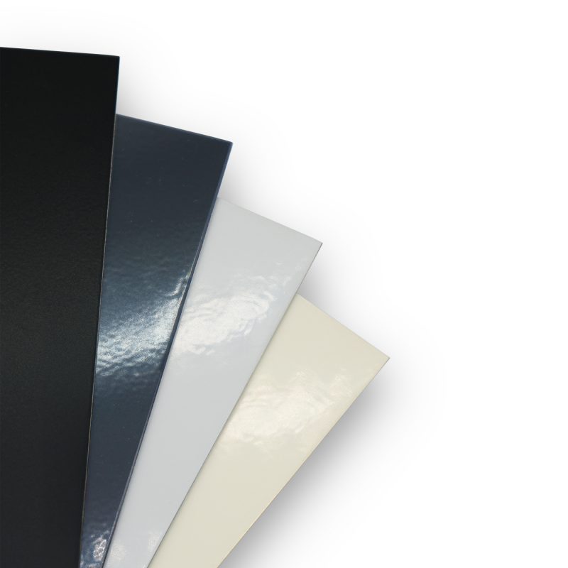 Vier Stahlplatten aus Schwarzstahl in den Farben Schwarz, Blau, Grau und Beige, nebeneinander angeordnet.