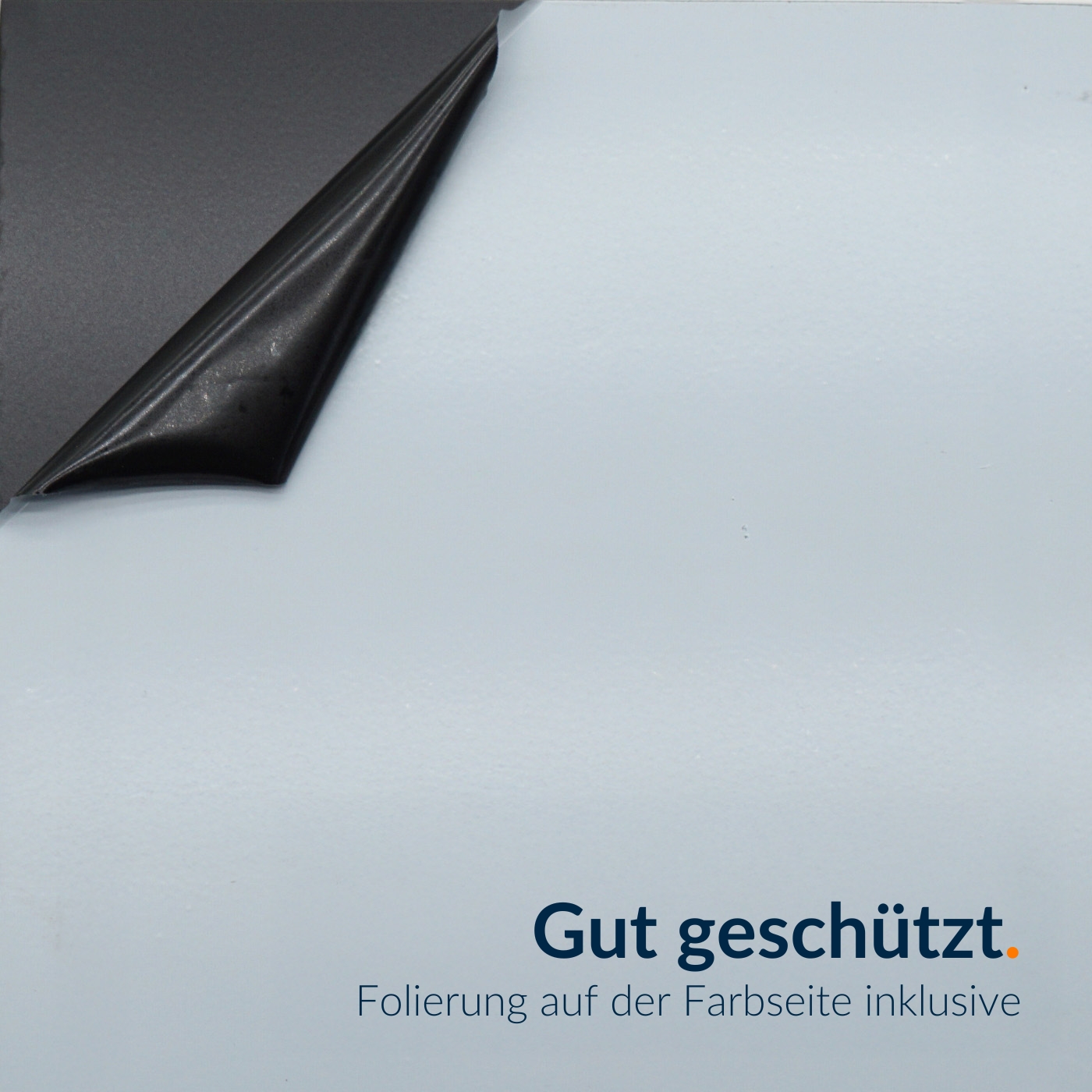 Schwarze Stahlplatte mit transparenter Schutzfolie, die die Oberfläche vor Kratzern und Beschädigungen bewahrt.