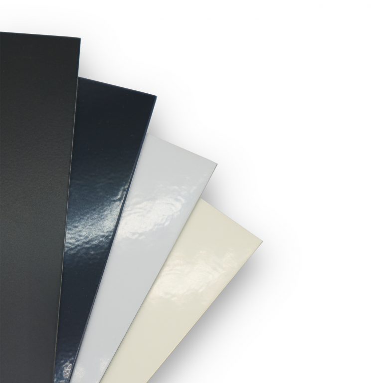 Vier Stahlplatten aus Schwarzstahl in den Farben Schwarz, Blau, Grau und Beige, nebeneinander angeordnet.