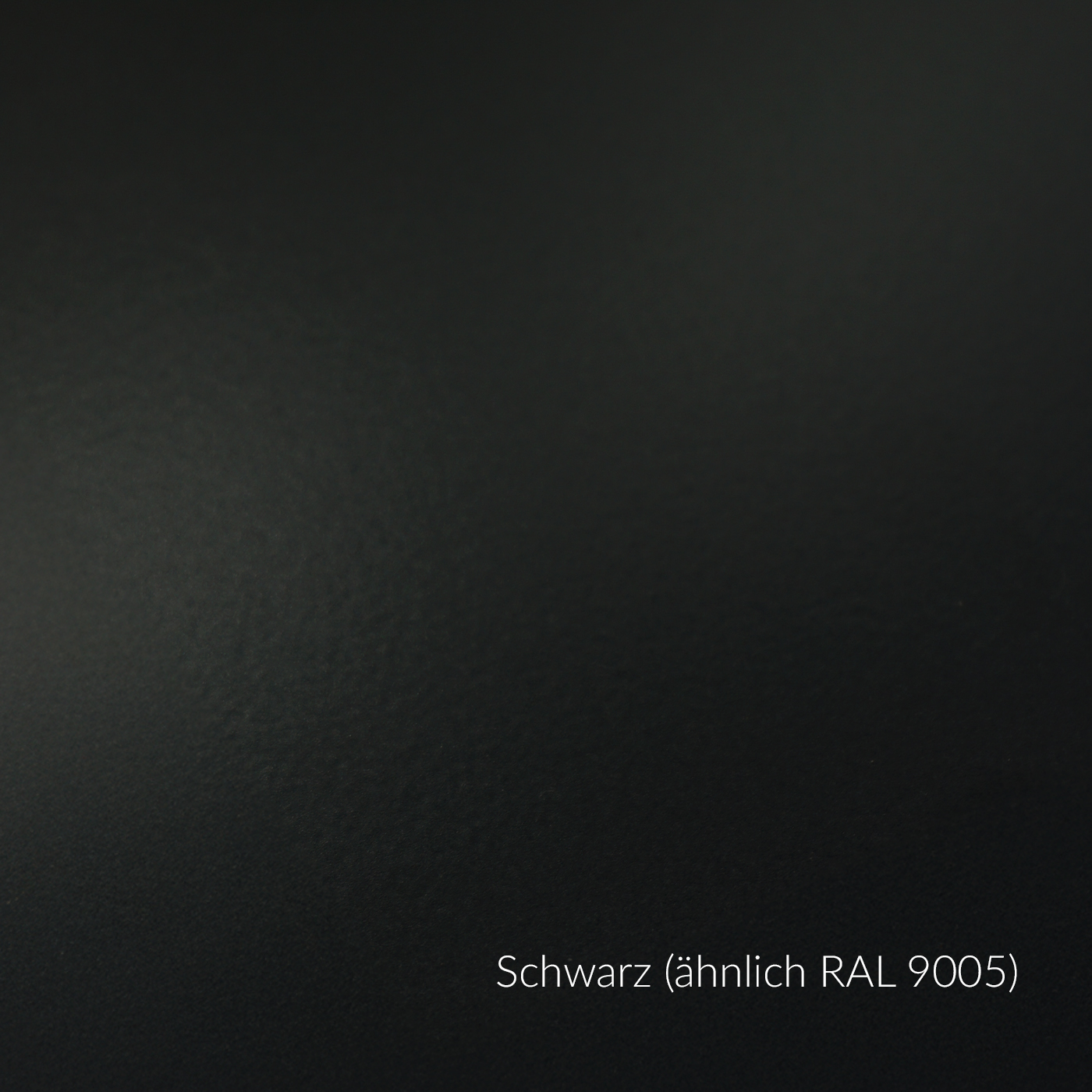 Schwarzes, mattes Aluminiumblech (RAL 9005) mit glatter Oberfläche, geeignet für Innen- und Außenanwendungen.