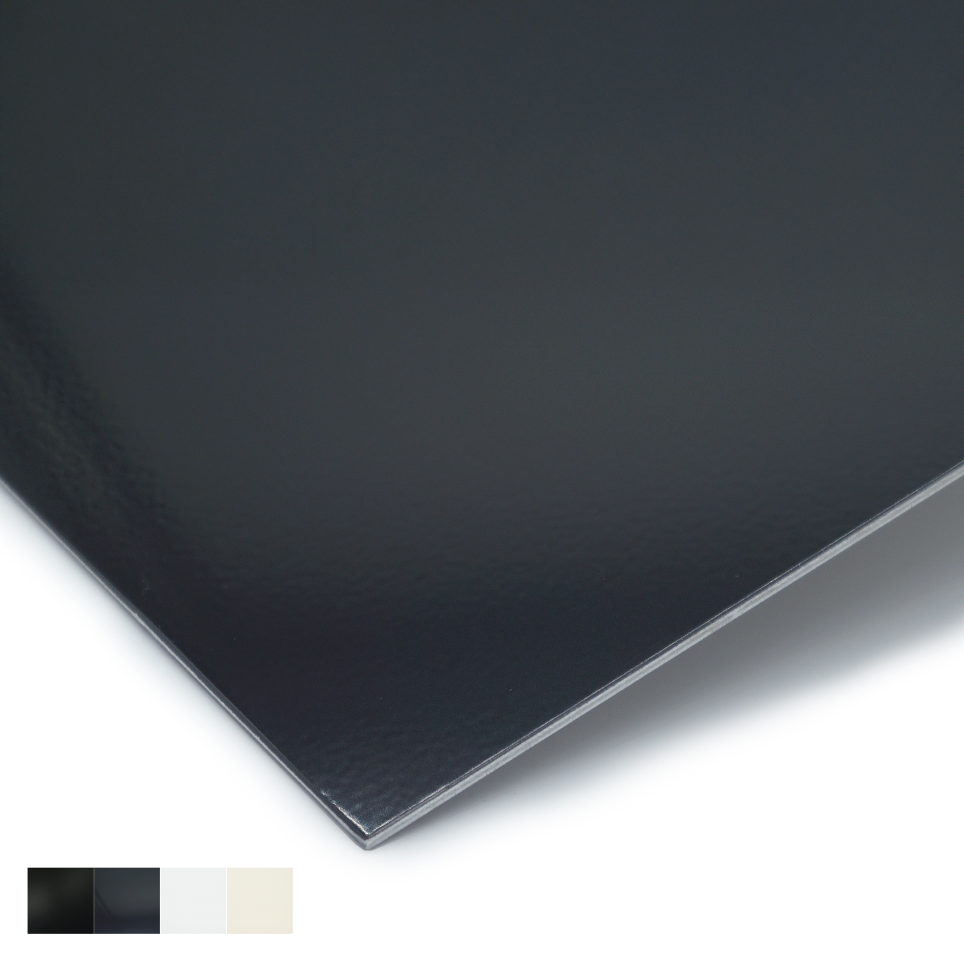 Aluminiumblech mit hochwertiger, farbiger Pulverbeschichtung, geeignet für Innen- und Außenanwendungen.