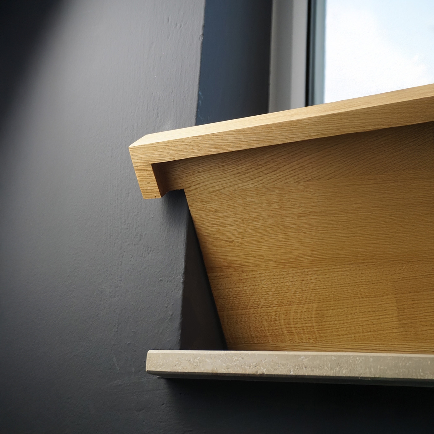 Fensterbank aus massiver Eiche mit Aufdopplung, montiert unter Fenster, sichtbare Maserung und verstärkte Optik.