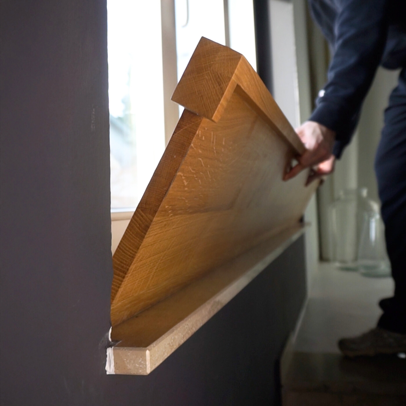 Fensterbank-Montage im Vorher-Nachher-Vergleich, zeigt deutlich die optische Verbesserung durch neue Holzfensterbank.