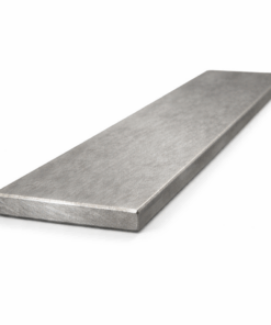 Flachmaterial aus Edelstahl V2A liegt freigestellt auf weißem Hintergrund.