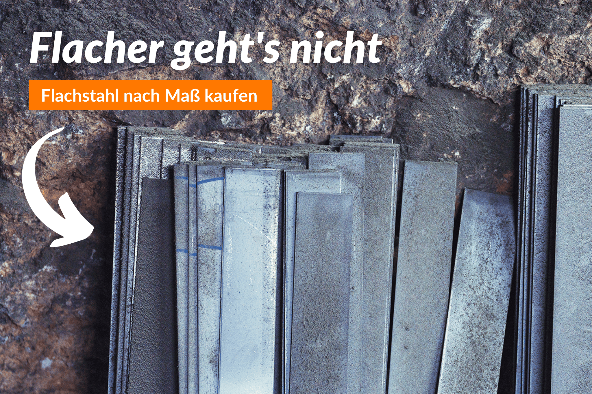 Mehrere schmale Metallstreifen stehen in einer Werkhalle gestapelt und aufrecht nebeneinander.