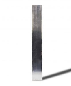 Ein Flachstahl aus Aluminium steht hochkant und ist freigestellt dargestellt.