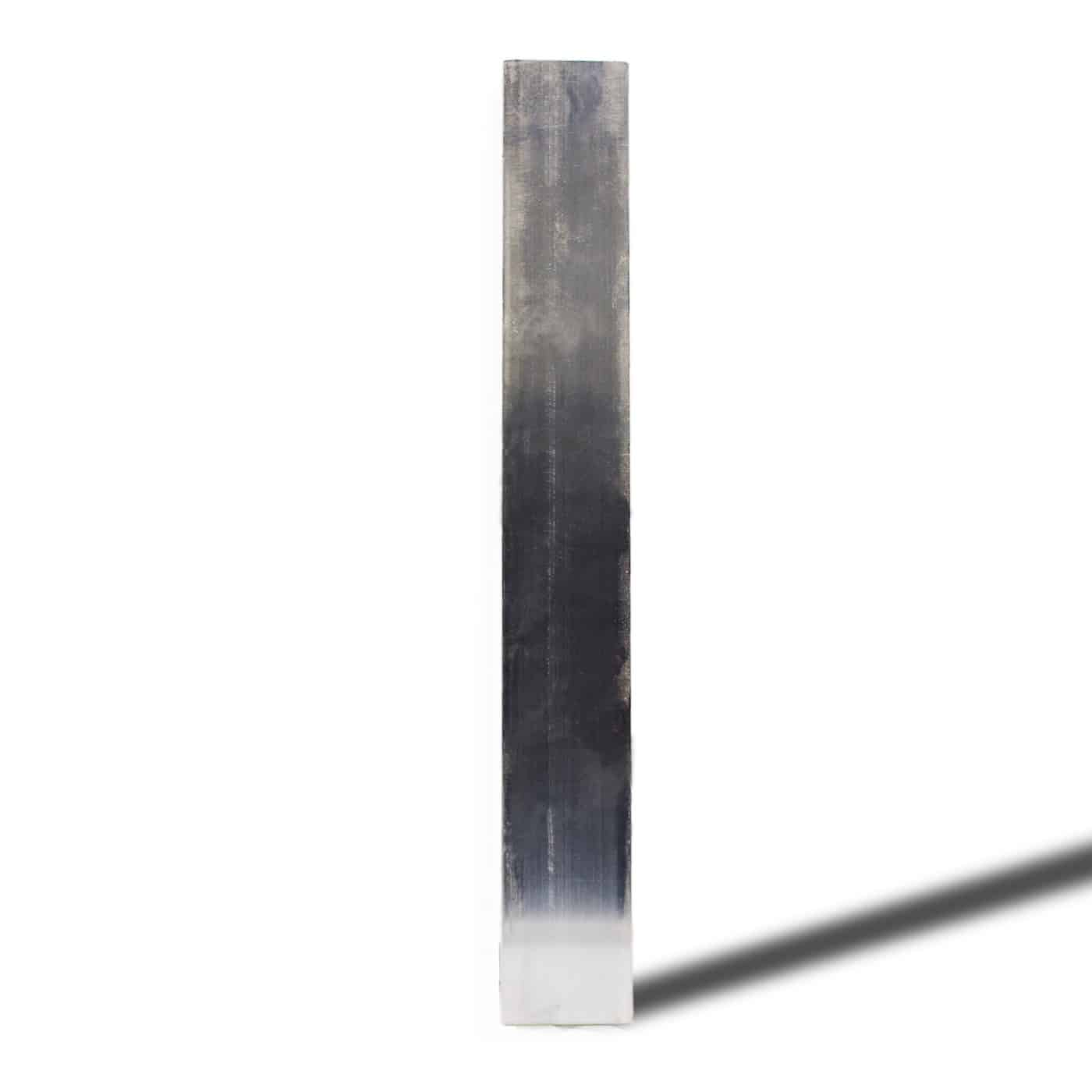 Ein Flachstahl aus Aluminium steht hochkant und ist freigestellt dargestellt.