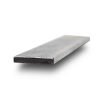 Ein Flachstahl aus Aluminium liegt leicht erhöht vor hellem, neutralem Hintergrund.