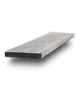 Ein Flachstahl aus Aluminium liegt leicht erhöht vor hellem, neutralem Hintergrund.