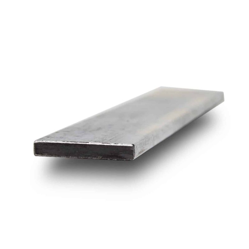Ein Flachstahl aus Aluminium liegt leicht erhöht vor hellem, neutralem Hintergrund.
