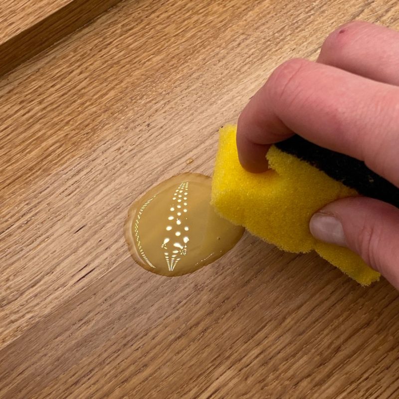 Flecken-entfernen-aus-Holz_Schritt für Schritt