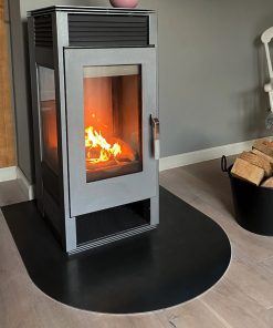 Eine halbrunde Funkenschutzplatte bietet sicheren Schutz vor dem Kamin und wirkt zugleich harmonisch im Raum.