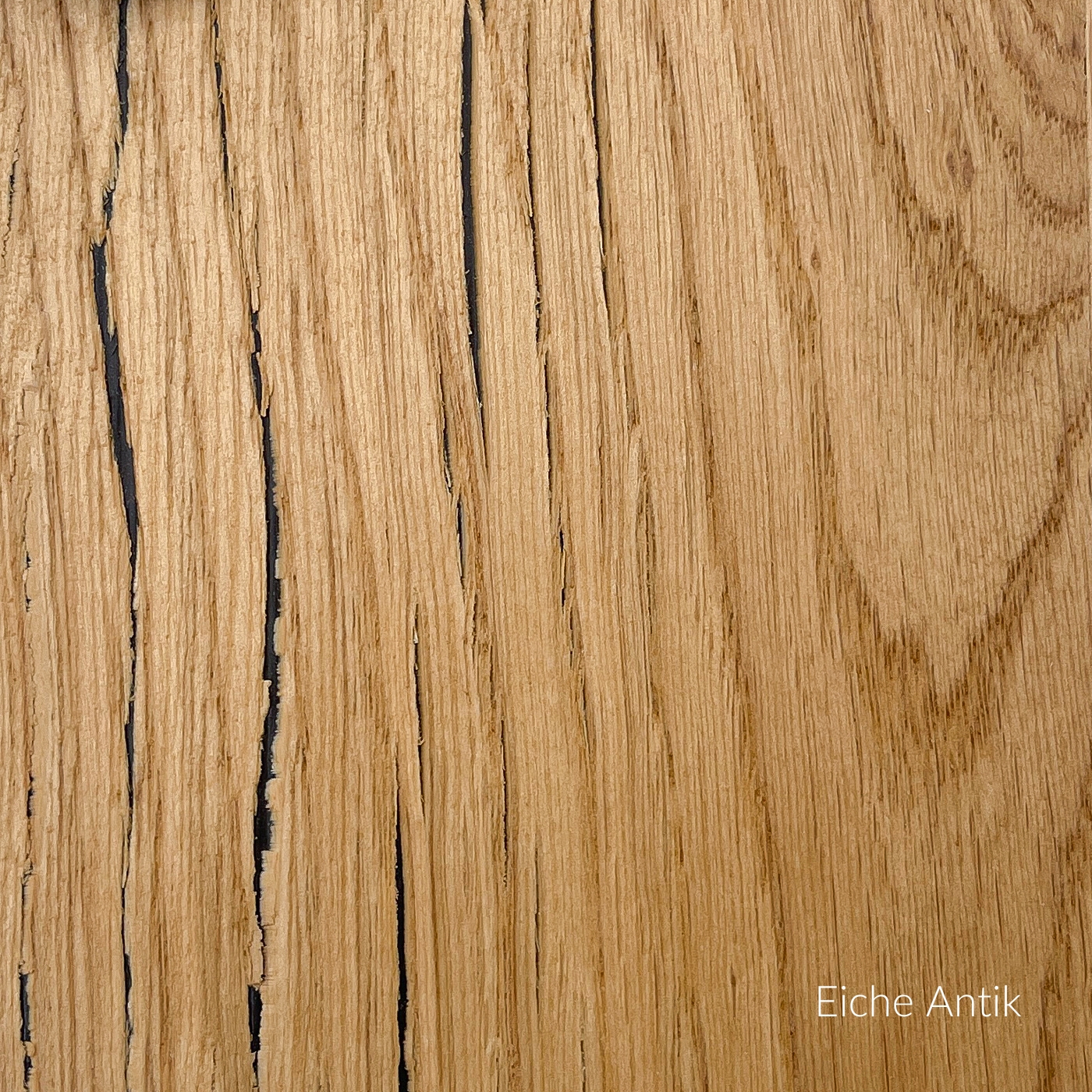 Furnieroberfläche aus antiker Eiche mit feiner, sichtbarer Maserung.
