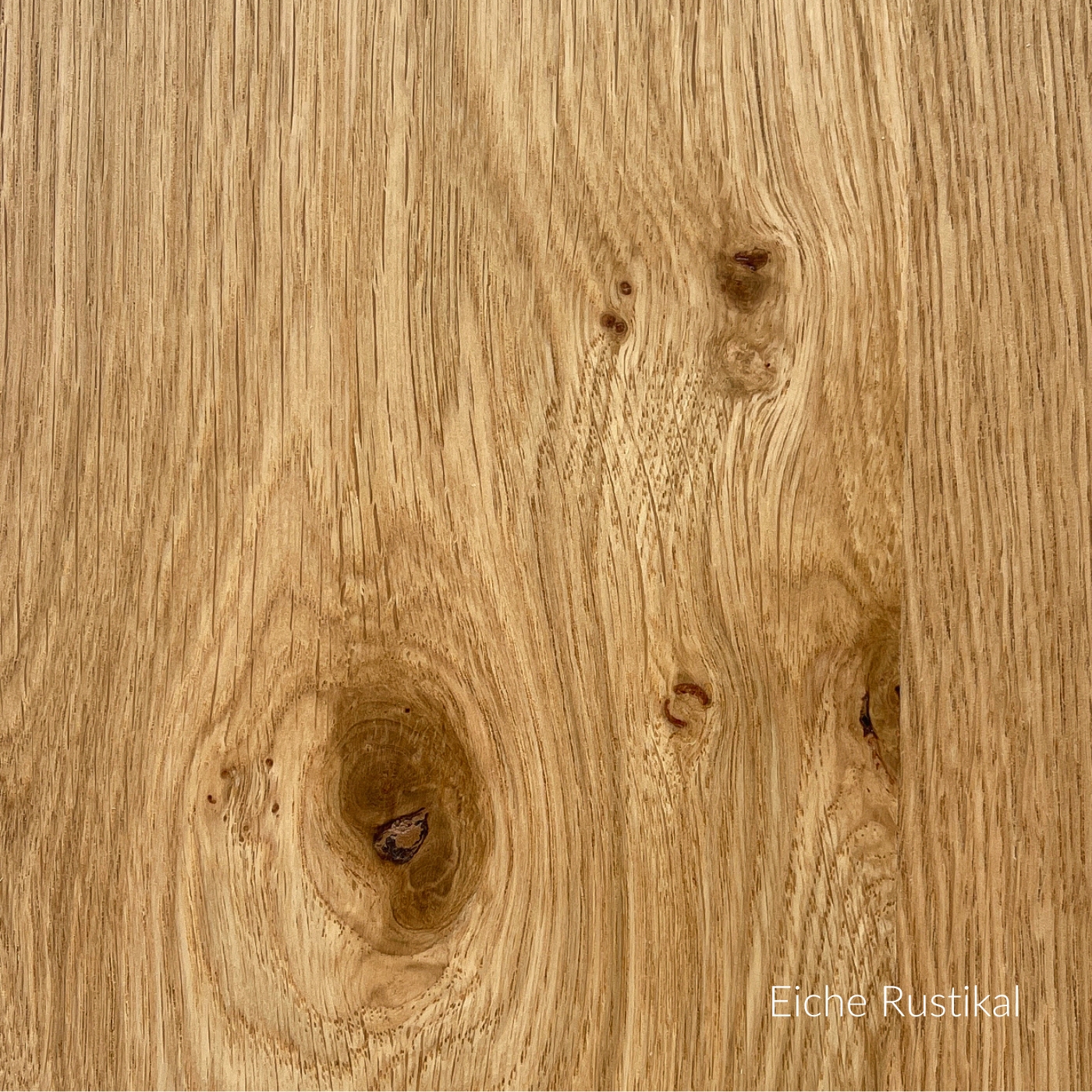 Furnieroberfläche aus rustikaler Eiche mit feiner, sichtbarer Maserung.