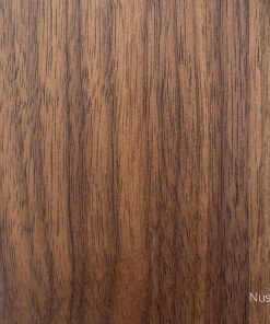 Furnieroberfläche aus Nussholz mit feiner, sichtbarer Maserung.