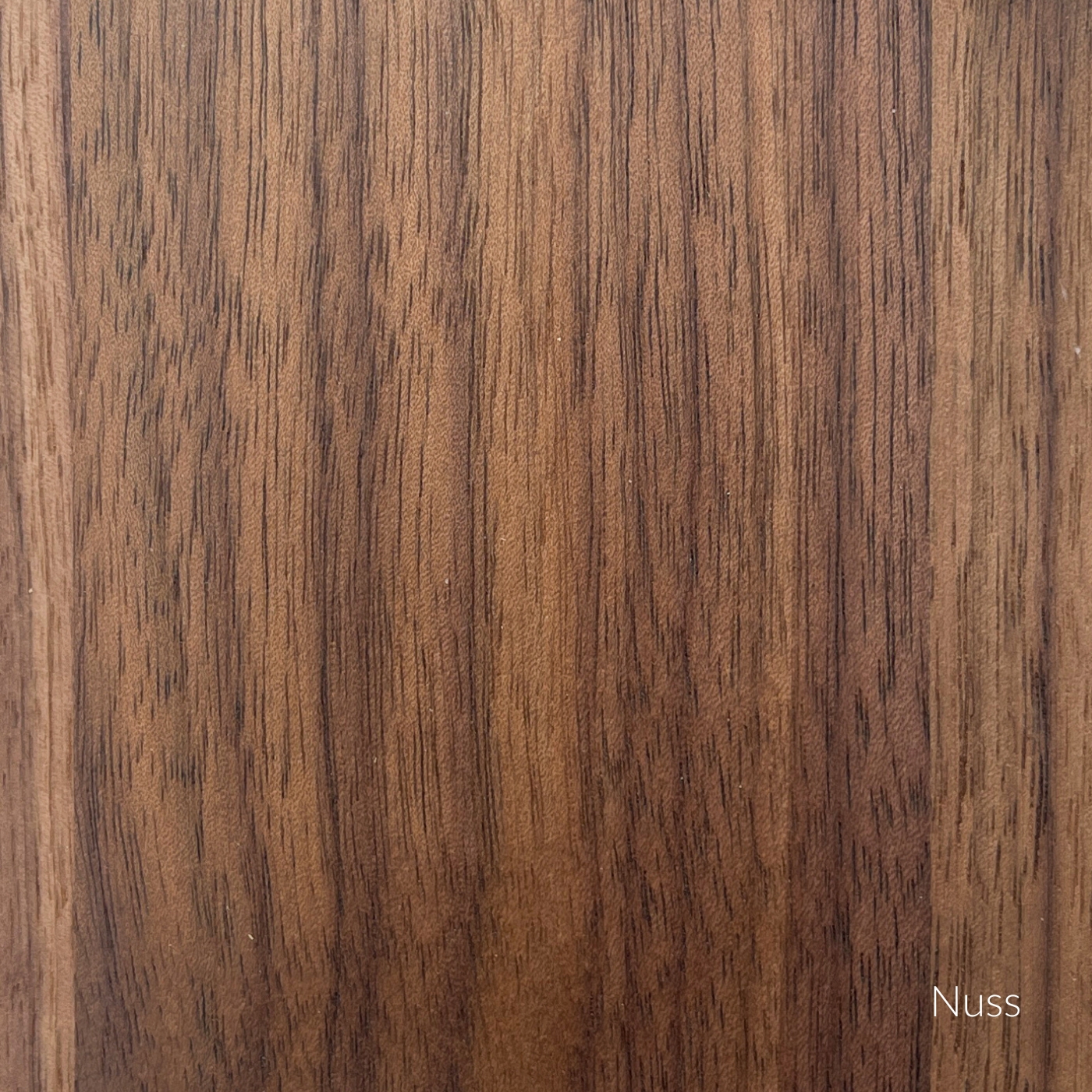 Furnieroberfläche aus Nussholz mit feiner, sichtbarer Maserung.