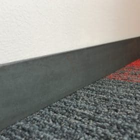 Fußleiste aus Flacheisen