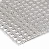 Nahaufnahme eines quadratisch gelochten Metallblechs mit regelmäßiger Struktur.