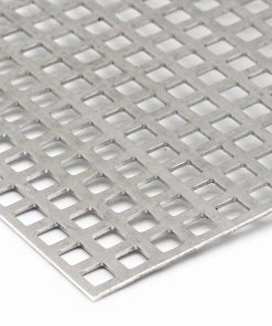 Nahaufnahme eines quadratisch gelochten Metallblechs mit regelmäßiger Struktur.