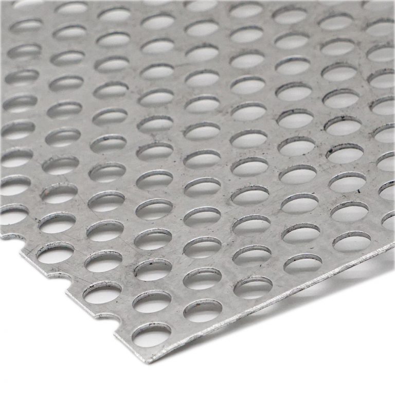 Nahaufnahme eines rund gelochten Metallblechs mit regelmäßiger Struktur.