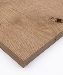 Eine massive Eichenbohle zeigt eine natürliche Holzmaserung mit markanter Aststelle.