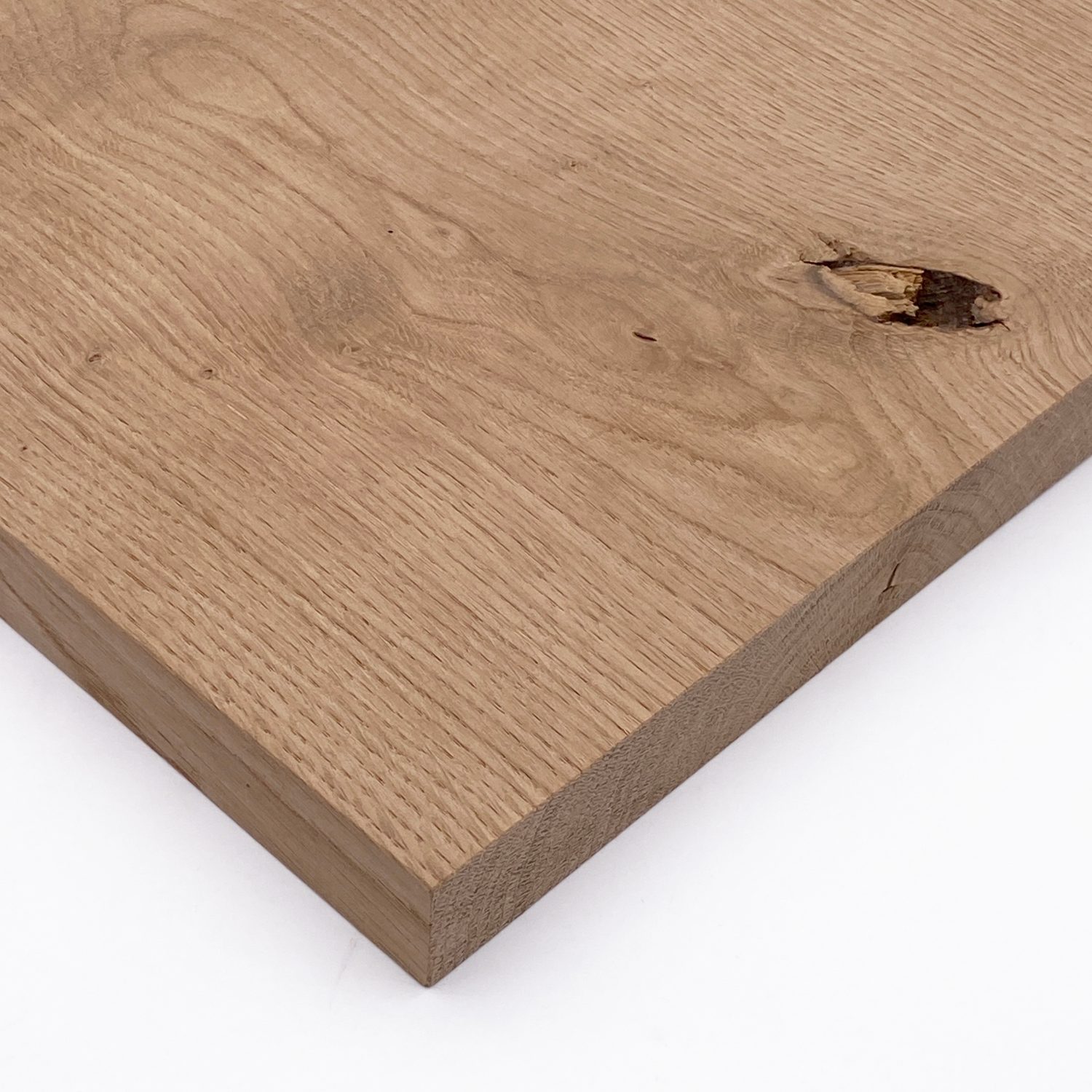 Eine massive Eichenbohle zeigt eine natürliche Holzmaserung mit markanter Aststelle.