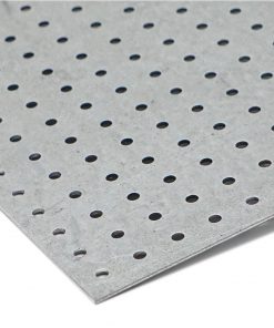 Nahaufnahme eines rund gelochten Metallblechs mit regelmäßiger Struktur.