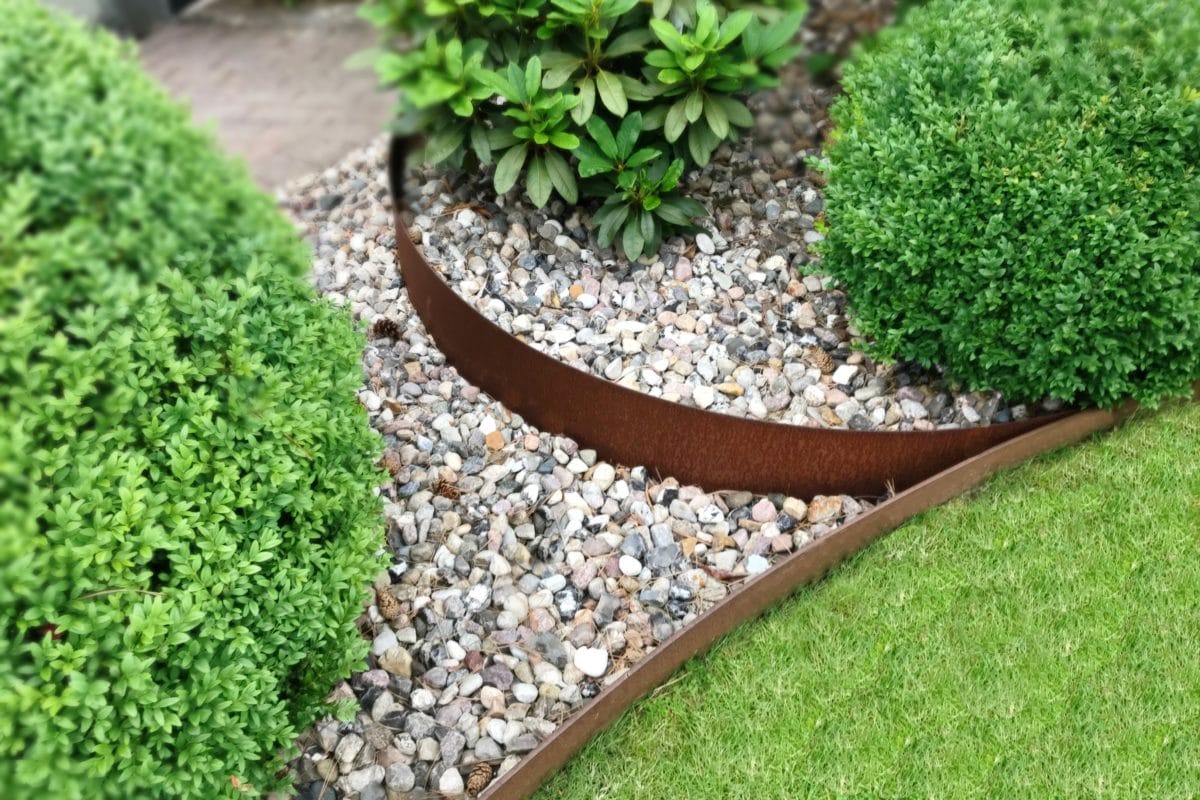 Gartengestaltung mit Rasenkanten aus Stahl.