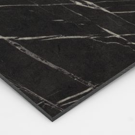 Eine HPL-Platte im Dekor Granit zeigt eine markante Steinoptik und eine dunkle Kante.