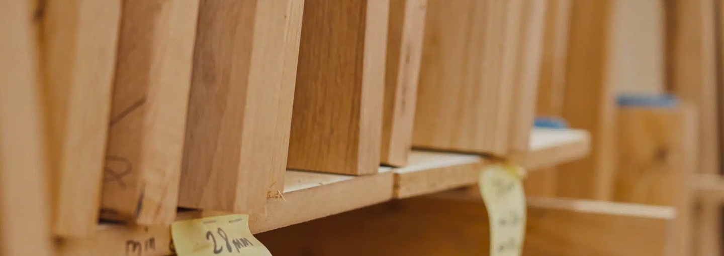 Nahaufnahme von exakt zugeschnittenen Holzplatten.