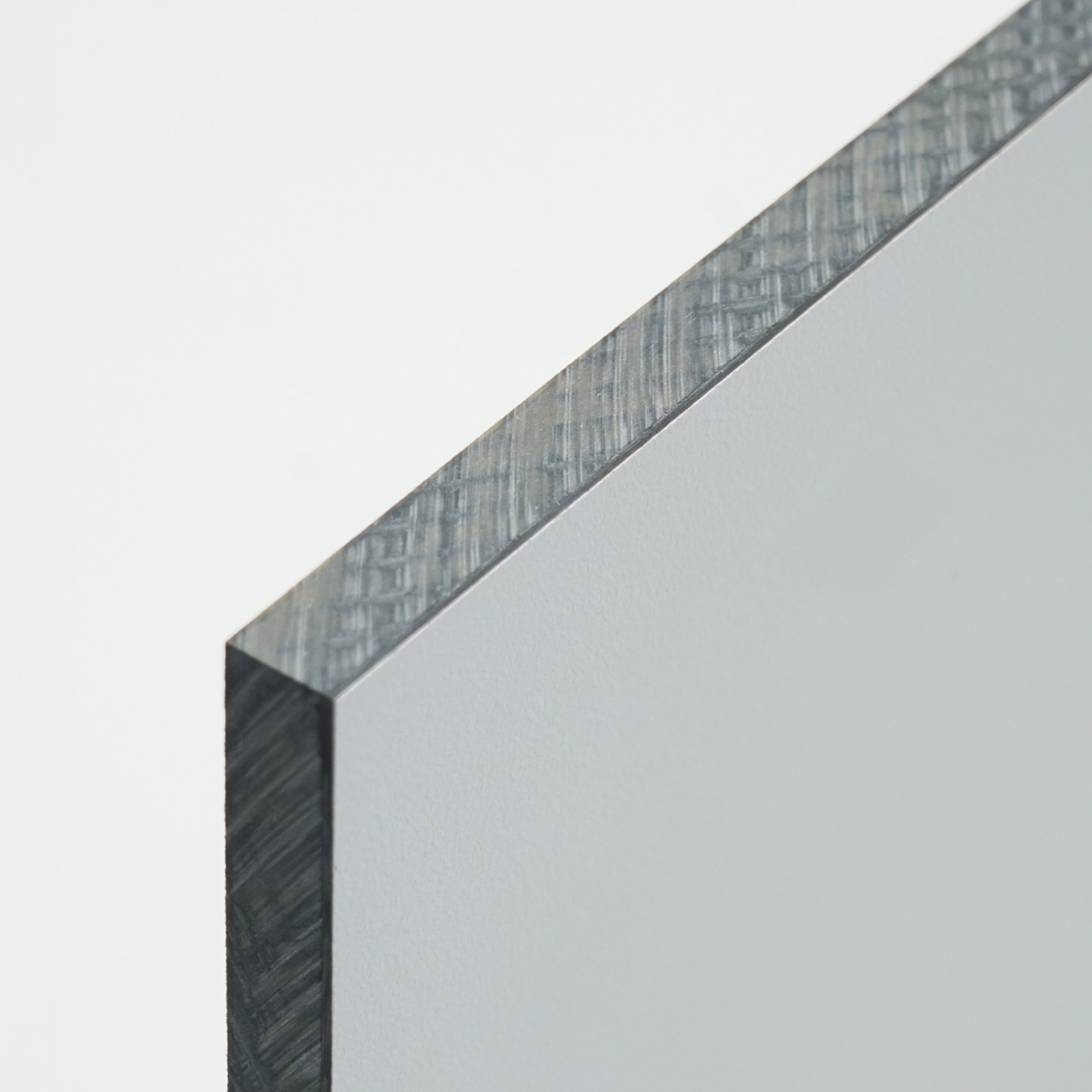 Detailaufnahme einer HPL-Platte mit grauer Oberfläche und Schnittkante.
