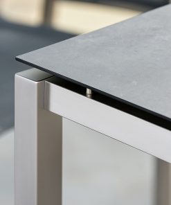 HPL-Platte in Betonoptik auf modernem Metalltischgestell.