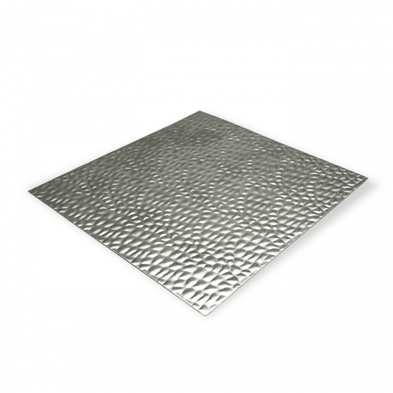 Quadratische Hammerschlag-Metallplatte mit markanter strukturierter Oberfläche.