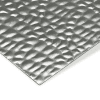 Strukturiertes Metallblech im Hammerschlag-Design mit reflektierender Oberfläche.