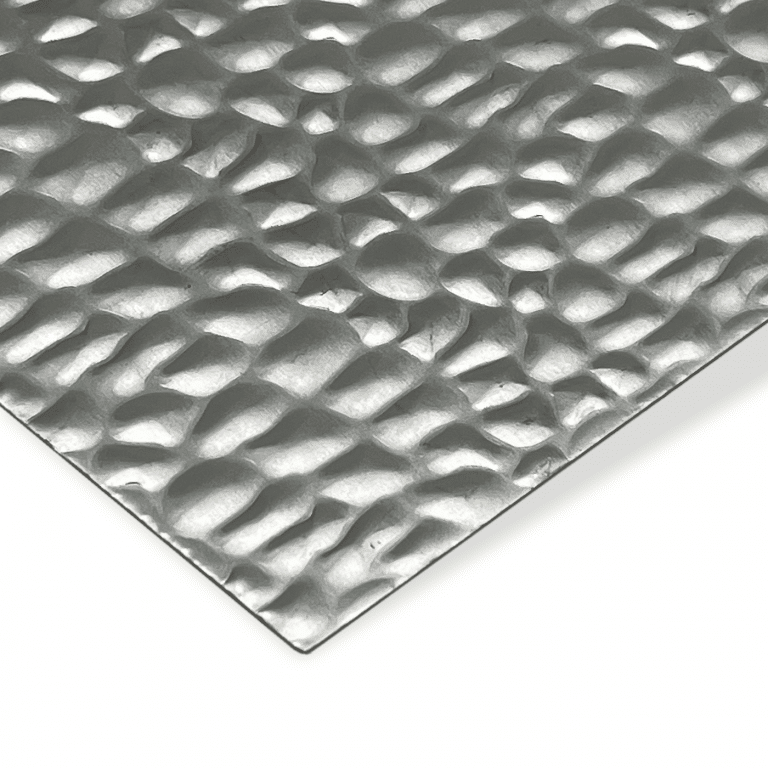 Strukturiertes Metallblech im Hammerschlag-Design mit reflektierender Oberfläche.