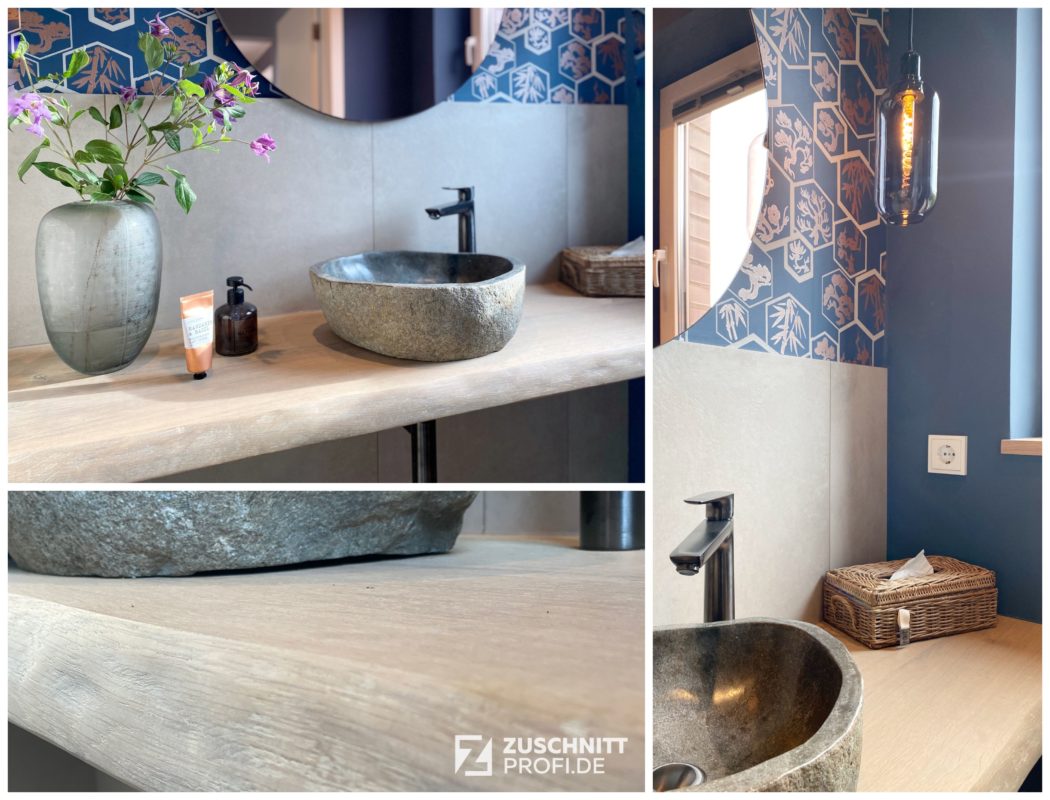 Dreiteiliges Bild: Modernes Badezimmer mit Holzwaschtisch, Steinwaschbecken, runder Spiegelwand und blauer Muster-Tapete.
