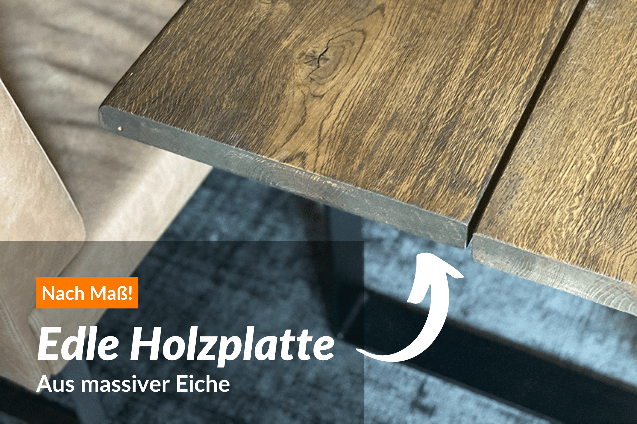 Eine Holzplatte liegt auf Metallbeinen und zeigt eine geölte Oberfläche.